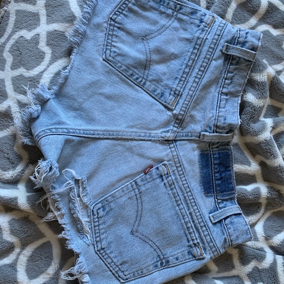 levis distressed shorts